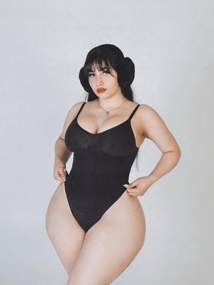 Amelia Curvy