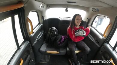 Tetovaná černovláska si to rozdá s taxikářem