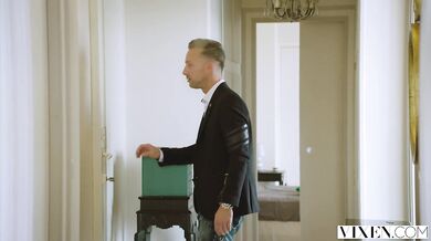 Čech šuká ve Francii dvě nádherné pornoherečky