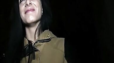 Public Agent šuká černovlasou MILF v noci na veřejnosti
