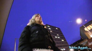 Public Agent si pohraje se stydlivou blondýnkou za rychlý prachy