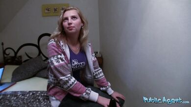 Public Agent si pohraje se stydlivou blondýnkou za rychlý prachy