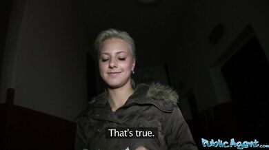 Blondýnka z ulice ošukaná Public Agentem na veřejnosti