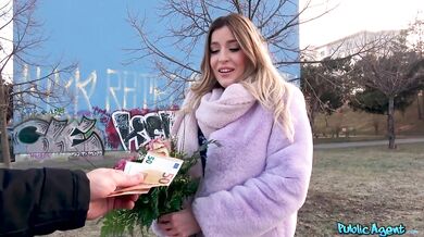 Blondýnka Marica Chanel chce být místo květin pořádně ošukaná!