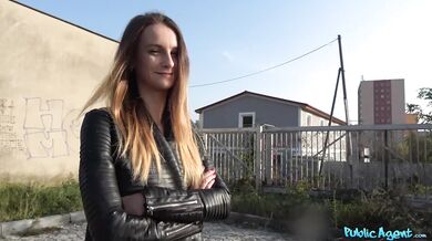 Štíhlá blondýnka z ulice ošukaná pořádným pérem zezadu