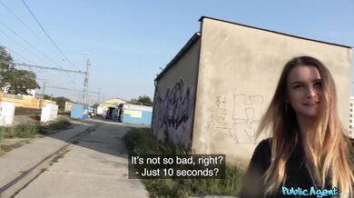 Štíhlá blondýnka z ulice ošukaná pořádným pérem zezadu