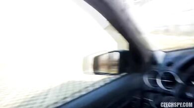 Tmavovlasá kundička podvádí v autě s cizím chlapem