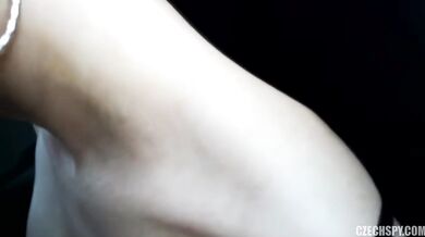 Tmavovlasá kundička podvádí v autě s cizím chlapem
