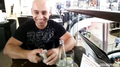 Tmavovlasá kundička podvádí v autě s cizím chlapem