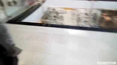 Tmavovlasá kundička podvádí v autě s cizím chlapem