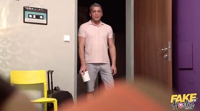 Asijská dívka ošukaná na hostelu