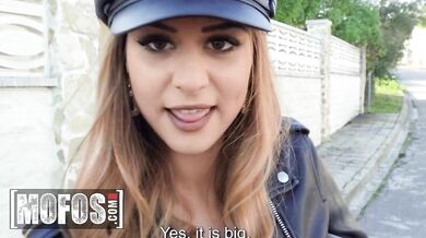 Mrdání s mladou kundičkou Bella Rico na ulici