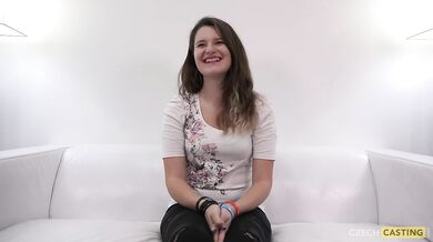 Mladá brunetka si protáhne kundičku na českém castingu