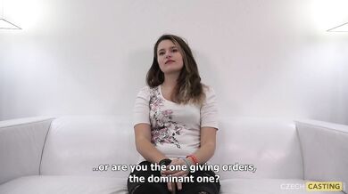 Mladá brunetka si protáhne kundičku na českém castingu