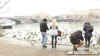 Šukání blondýnky Lilly Peterson v poloprůhledné dodávce