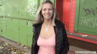 Zralá prodavačka neodmítne rychlý prachy za ošukání