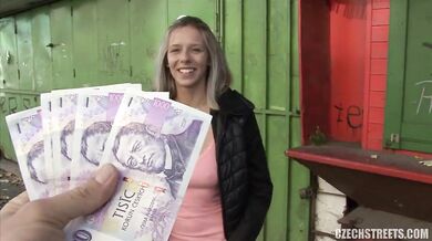 Zralá prodavačka neodmítne rychlý prachy za ošukání