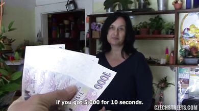 Zralá prodavačka neodmítne rychlý prachy za ošukání