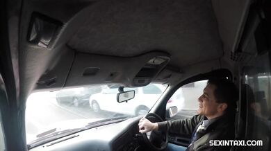 Nadržená Nicole Love šukající v taxíku