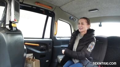 Nadržená Nicole Love šukající v taxíku
