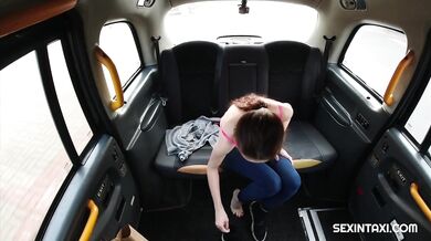 Nadržená Nicole Love šukající v taxíku