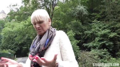 Zralá kurva z ulice ošukaná v bahně za rychlý prachy