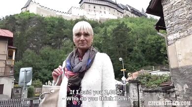 Zralá kurva z ulice ošukaná v bahně za rychlý prachy