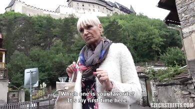 Zralá kurva z ulice ošukaná v bahně za rychlý prachy