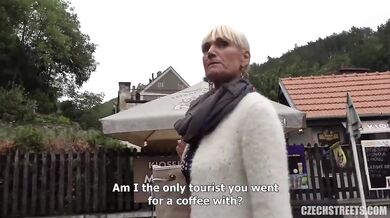 Zralá kurva z ulice ošukaná v bahně za rychlý prachy