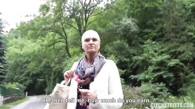 Zralá kurva z ulice ošukaná v bahně za rychlý prachy
