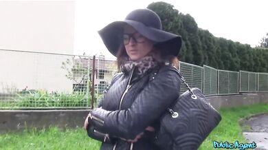 Chudá studentka ošukaná za rychlý prachy v autě
