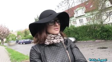 Chudá studentka ošukaná za rychlý prachy v autě