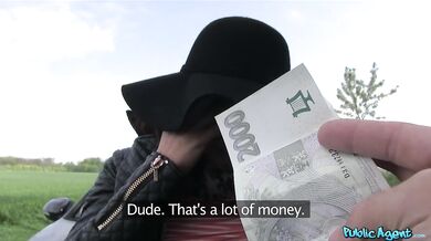Chudá studentka ošukaná za rychlý prachy v autě