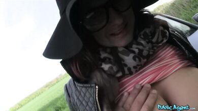 Chudá studentka ošukaná za rychlý prachy v autě