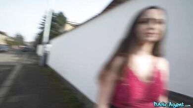 POV šukání sexy prsaté tmavovlásky Zeyne P za rychlý prachy