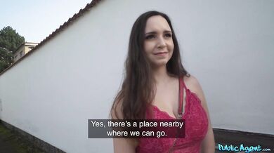 POV šukání sexy prsaté tmavovlásky Zeyne P za rychlý prachy