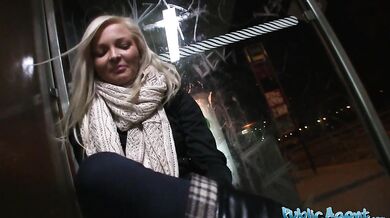 Blond amatérka s pěknýma prsama ošukaná za rychlý prachy