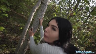 Štíhlá tmavovláska Lana Wolf s úzkou kundičkou ošukaná zezadu