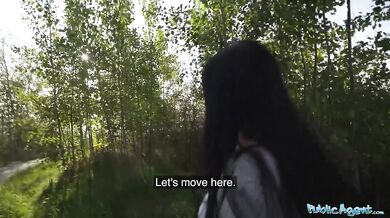 Štíhlá tmavovláska Lana Wolf s úzkou kundičkou ošukaná zezadu