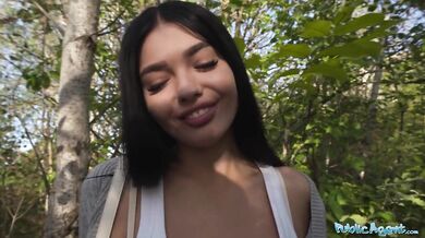 Štíhlá tmavovláska Lana Wolf s úzkou kundičkou ošukaná zezadu