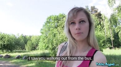 Sexy blondýnka Cherry Tess ošukaná Public Agentem v lese