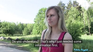 Sexy blondýnka Cherry Tess ošukaná Public Agentem v lese