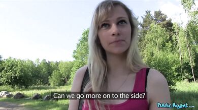 Sexy blondýnka Cherry Tess ošukaná Public Agentem v lese