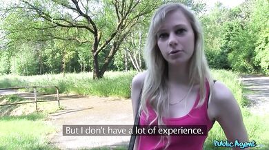 Sexy blondýnka Cherry Tess ošukaná Public Agentem v lese