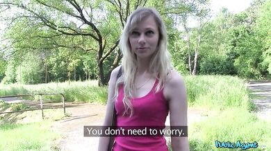Sexy blondýnka Cherry Tess ošukaná Public Agentem v lese
