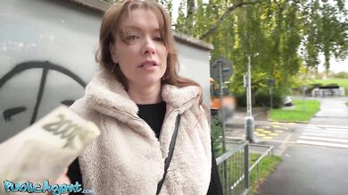 Prsatka z ulice Amanda Lee roztáhne nohy pro rychlý prachy