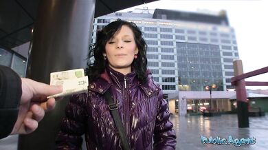 Tmavovláska z ulice ošukaná pořádně tlustým ptákem