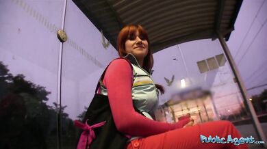 Zrzka Lucy Bell ošukaná vybaveným Public Agentem
