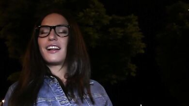 Noční ošukání mladé studentky za rychlý prachy