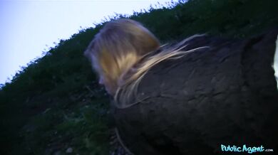 Stydlivá blondýnka Chrissy Fox ošukaná v podvečer pořádným ptákem